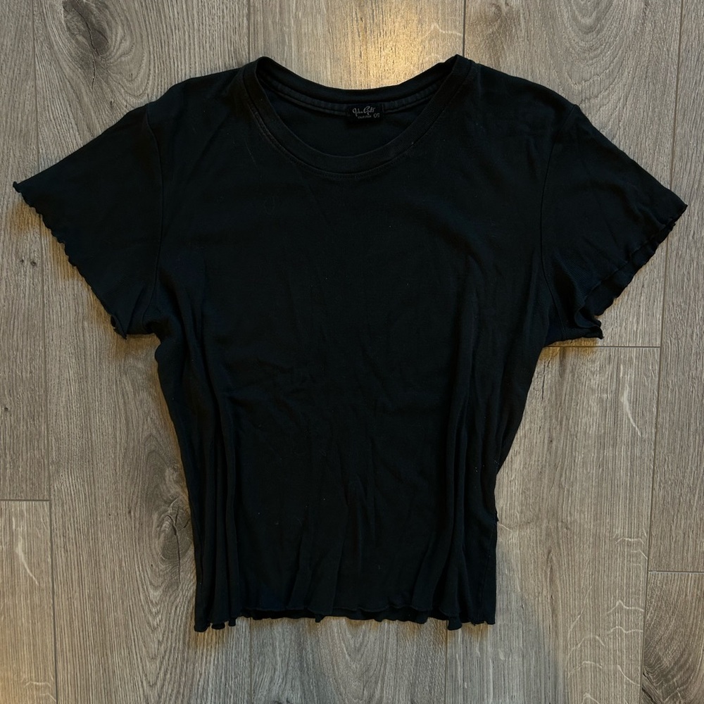 BRANDY MELVILLE - BLACK T-SHIRT WITH RUFFLES!